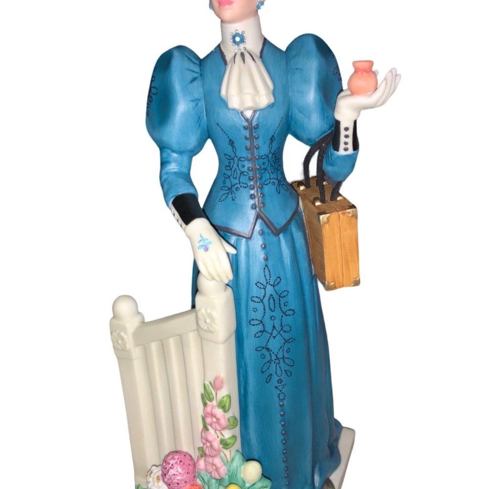 Avon Mrs. Albee 2009 President's Club Award Figurine